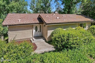 12 Sparrowhawk Ln, Unit A122 in Oak Park, CA - Building Photo