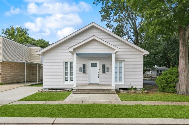 property at 3701 Derbigny St