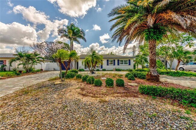 10203 3rd St E in Treasure Island, FL - Building Photo - Building Photo
