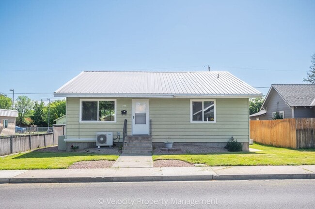546 SW 10th St in Redmond, OR - Building Photo - Building Photo