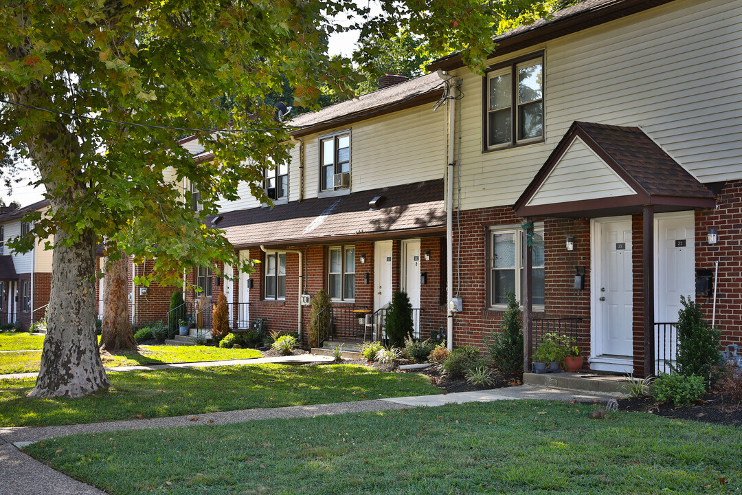 Woodbury Manor in Woodbury, NJ - Building Photo