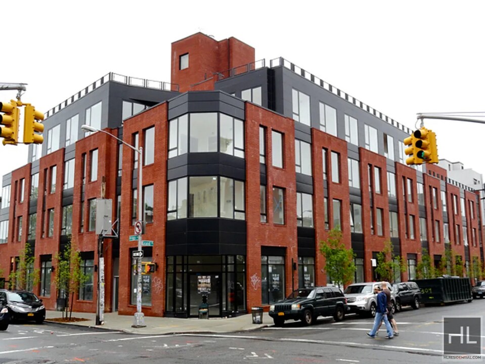 687 Driggs Ave in Brooklyn, NY - Building Photo