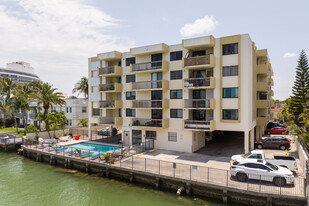 Nautico Bay Club in Miami Beach, FL - Foto de edificio - Building Photo