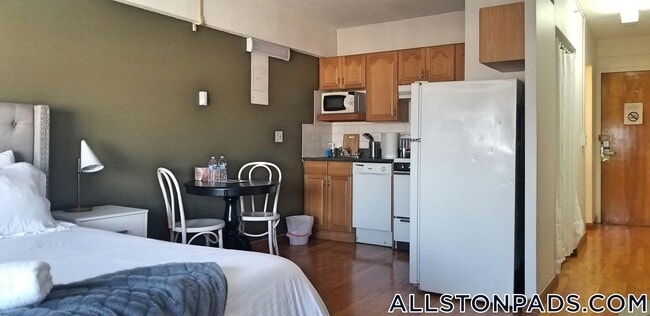 1110 Commonwealth Ave in Boston, MA - Foto de edificio - Building Photo