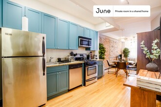 356 W 39th St in New York, NY - Foto de edificio - Building Photo