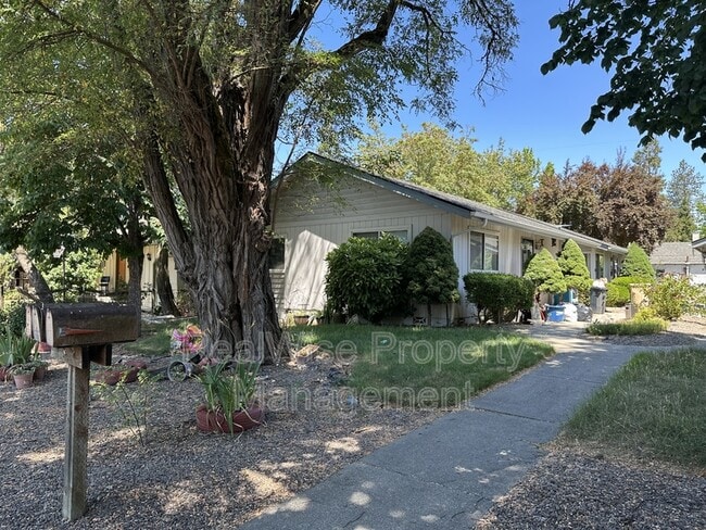 714 SW I St in Grants Pass, OR - Building Photo - Building Photo