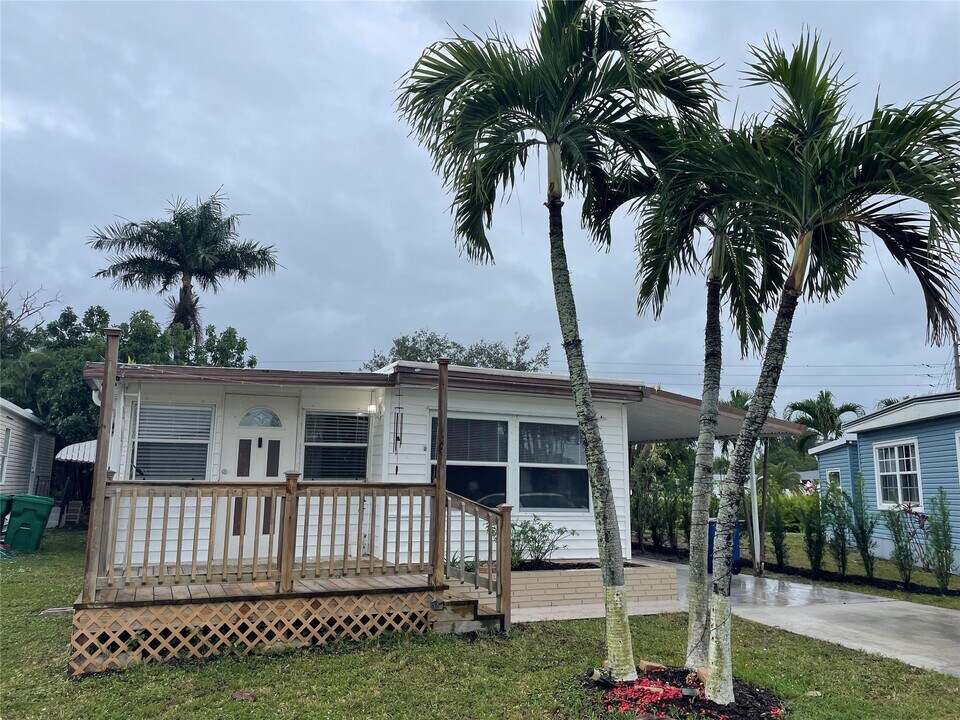 8580 SW 23rd Pl in Davie, FL - Building Photo