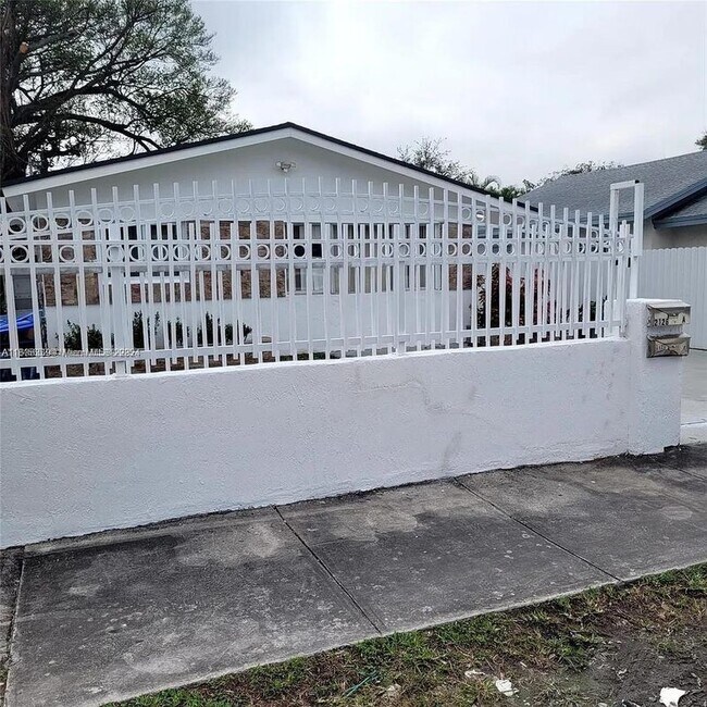 2126 NW 47th St in Miami, FL - Building Photo - Building Photo