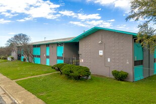 Landmark Apartments in Dallas, TX - Building Photo