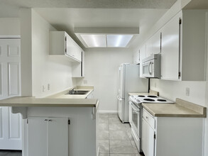 32502 Cathedral Canyon Dr, Unit 75 in Cathedral City, CA - Building Photo - Building Photo