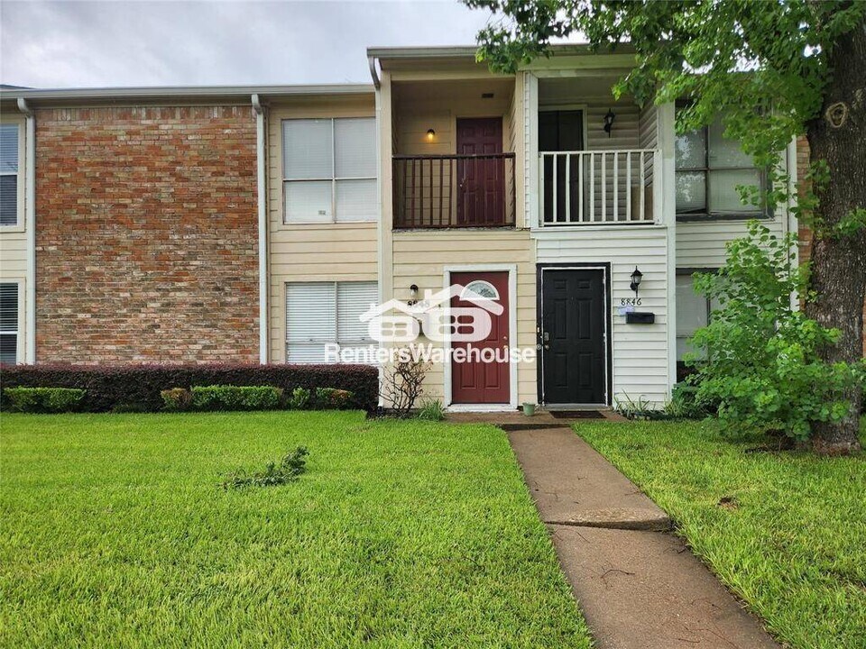 8848 Kempwood Dr in Houston, TX - Building Photo