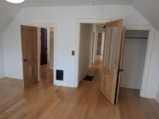 42 Elmwood Ave, Unit 2 in Burlington, VT - Building Photo - Building Photo