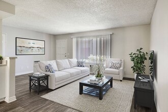 Casa Madrid Apartments in Azusa, CA - Foto de edificio - Building Photo