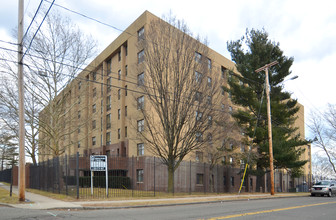 Twin Tower Apartment in Bridgeport, CT - Building Photo - Building Photo