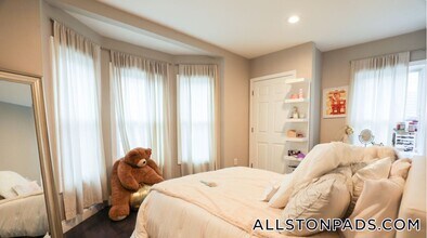 77 Linden St, Unit 2 in Boston, MA - Building Photo - Building Photo