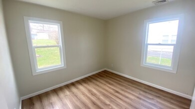 5217 N Hamilton Rd in Peoria, IL - Building Photo - Building Photo