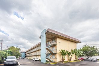 Portales 51 in Opa Locka, FL - Foto de edificio - Building Photo