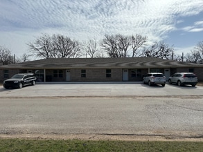 407 S 4th Ave in Marietta, OK - Foto de edificio - Building Photo