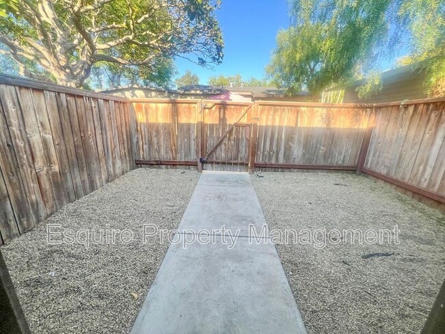 319 HILL in Oxnard, CA - Building Photo - Building Photo