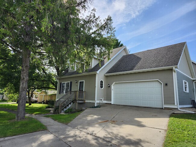 1323 W Main St in Stoughton, WI - Building Photo - Building Photo