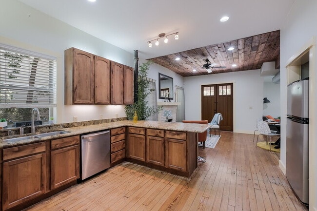 215 Ira Ave in San Antonio, TX - Building Photo - Building Photo