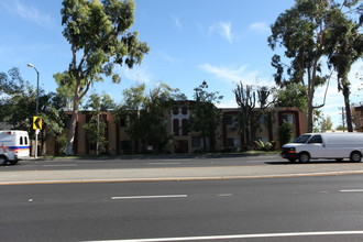 Topanga Canyon Villas in Canoga Park, CA - Building Photo - Building Photo