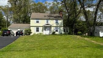 263 Burbank Rd in Longmeadow, MA - Building Photo