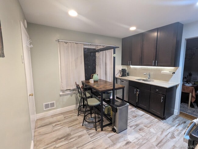 14-12 Waters Edge Dr in Queens, NY - Building Photo - Building Photo