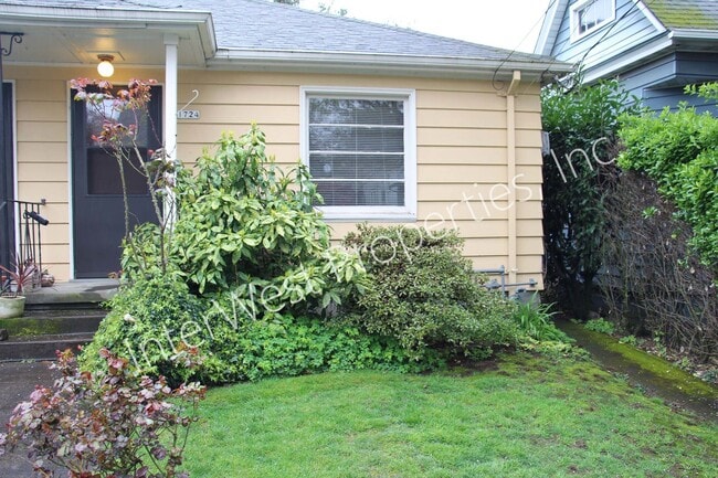 1724-1728-1728 SE Salmon St