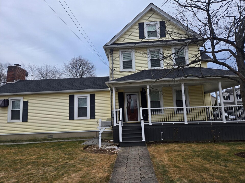 209 Central Ave in Bethpage, NY - Building Photo