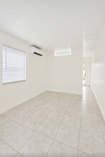 9340 SW 24th St in Miami, FL - Building Photo - Building Photo