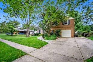 6902 Tilden Ln in Rockville, MD - Building Photo