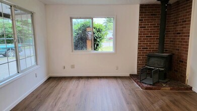 12747 NE Holladay St in Portland, OR - Building Photo - Building Photo