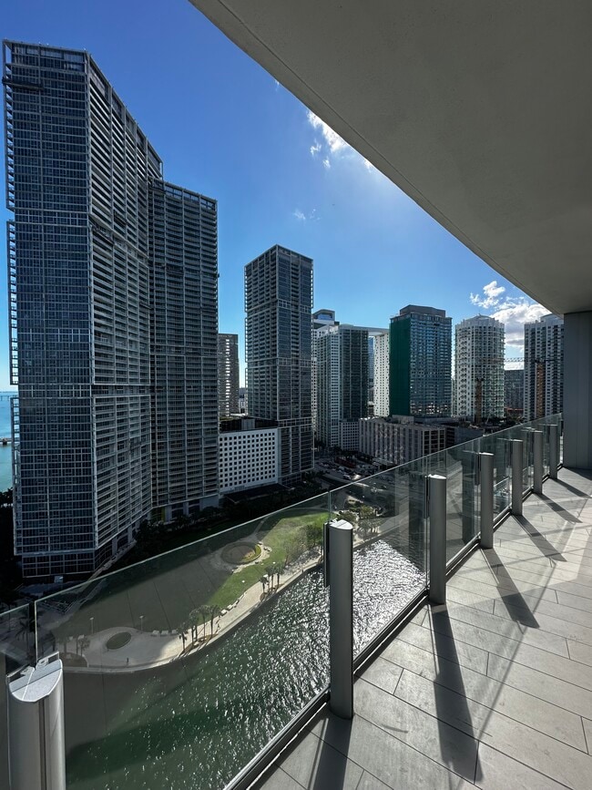 335 S Biscayne Blvd in Miami, FL - Building Photo - Building Photo