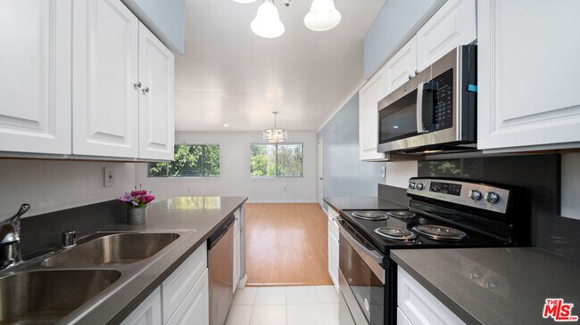 12801 Moorpark St-Unit -308 in Los Angeles, CA - Foto de edificio - Building Photo