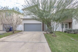 423 Deer Path Lp in Laredo, TX - Building Photo