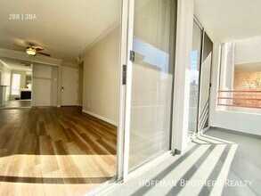 1327 N Sierra Bonita Ave, Unit 210 in Los Angeles, CA - Building Photo - Building Photo