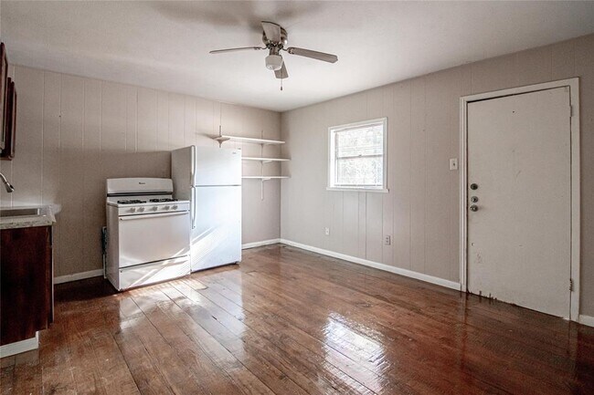 2018 Ave L 1/2-Unit -3 in Huntsville, TX - Building Photo - Building Photo