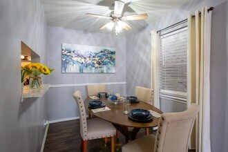 Wellington Estates in San Antonio, TX - Foto de edificio - Building Photo