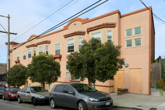 Crocker Amazon Senior Apartments in San Francisco, CA - Foto de edificio - Building Photo