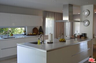 2248 Greenfield Ave in Los Angeles, CA - Building Photo - Building Photo