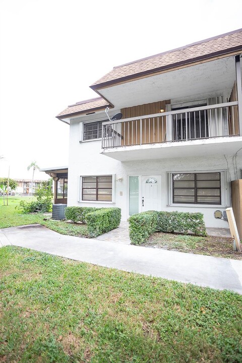 6896 NW 169th St in Hialeah, FL - Building Photo