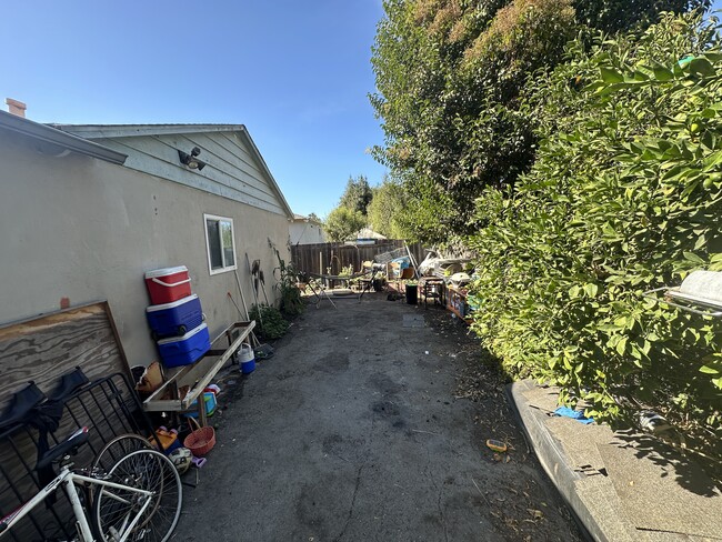 1835 Woodland Ave in East Palo Alto, CA - Building Photo - Building Photo