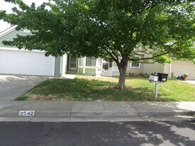 2542 Vista Grande in Fairfield, CA - Building Photo