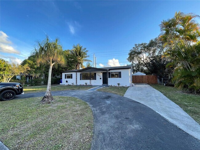 6830 Tyler St in Hollywood, FL - Building Photo - Building Photo