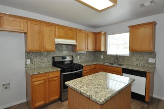 1524 Miss Allison's Way in Pflugerville, TX - Foto de edificio - Building Photo