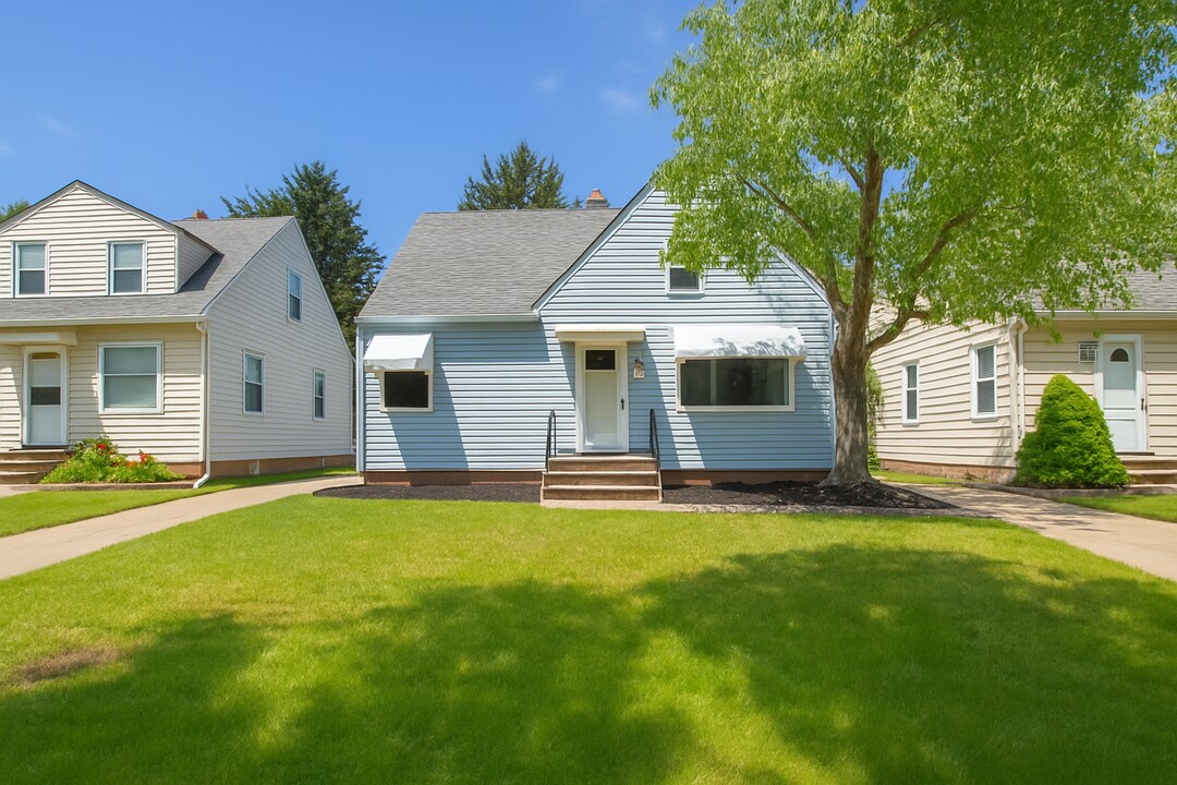 4165 Harwood Rd in South Euclid, OH - Building Photo