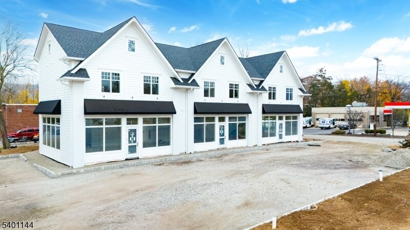 445 Ramapo Valley Rd in Oakland, NJ - Building Photo