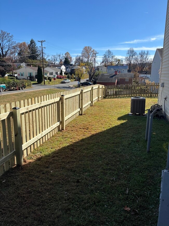 1102A Grove St in Charlottesville, VA - Foto de edificio - Building Photo