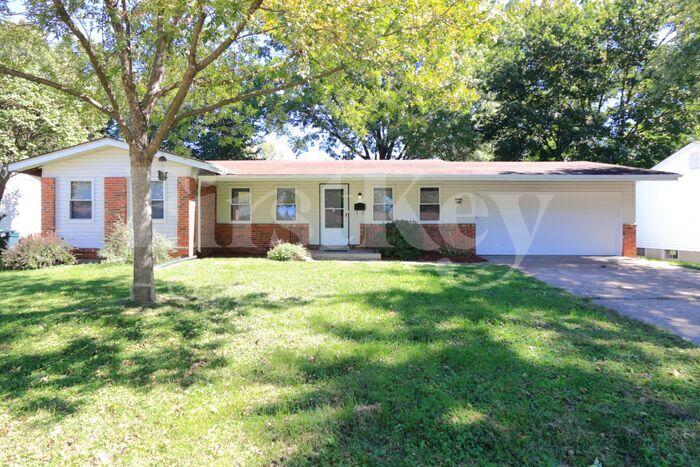 2240 Spoonwood Dr in Florissant, MO - Building Photo